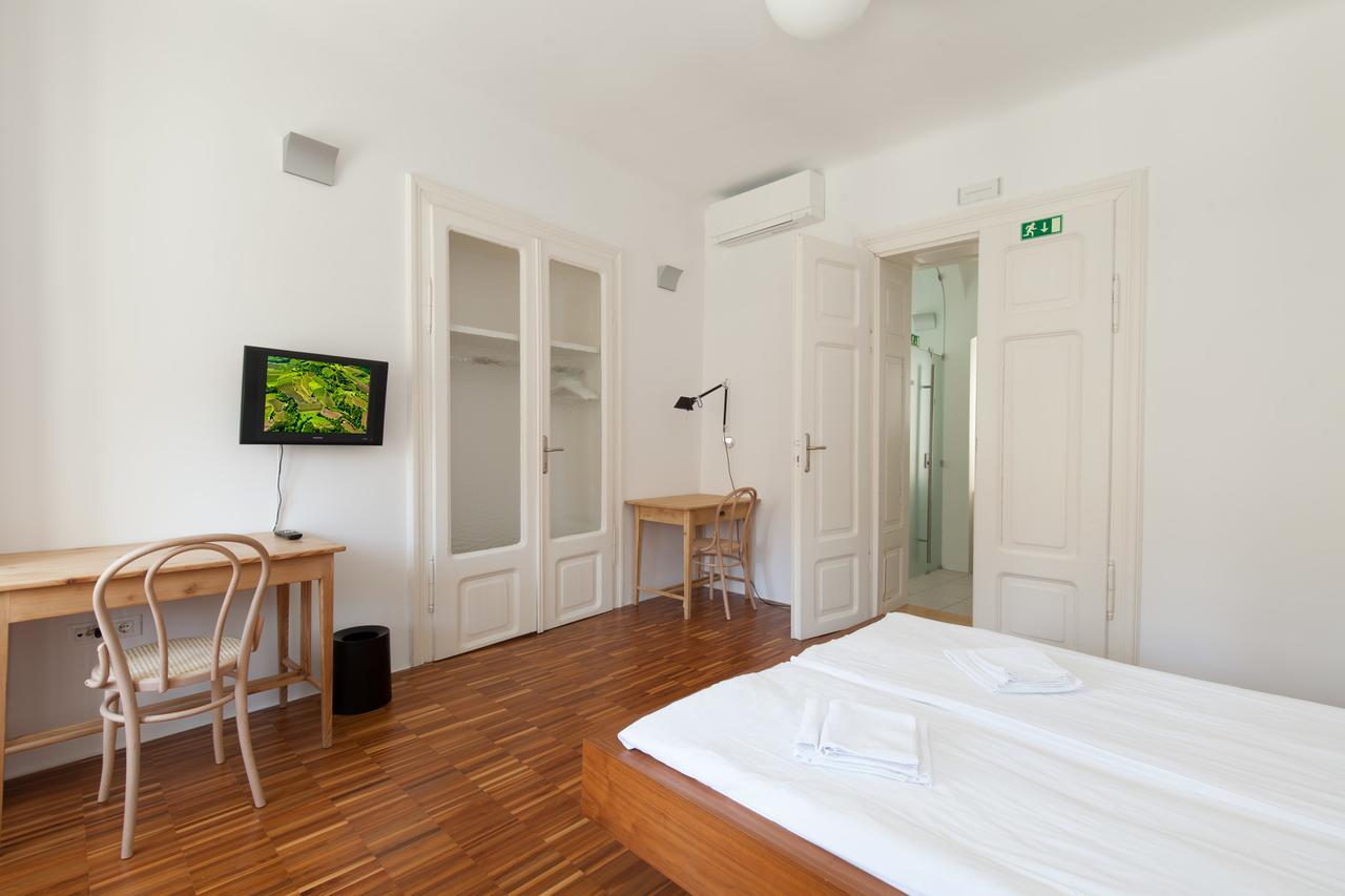 Julija&Robert'S Riverview Apartments And Rooms Ljubljana Exterior photo